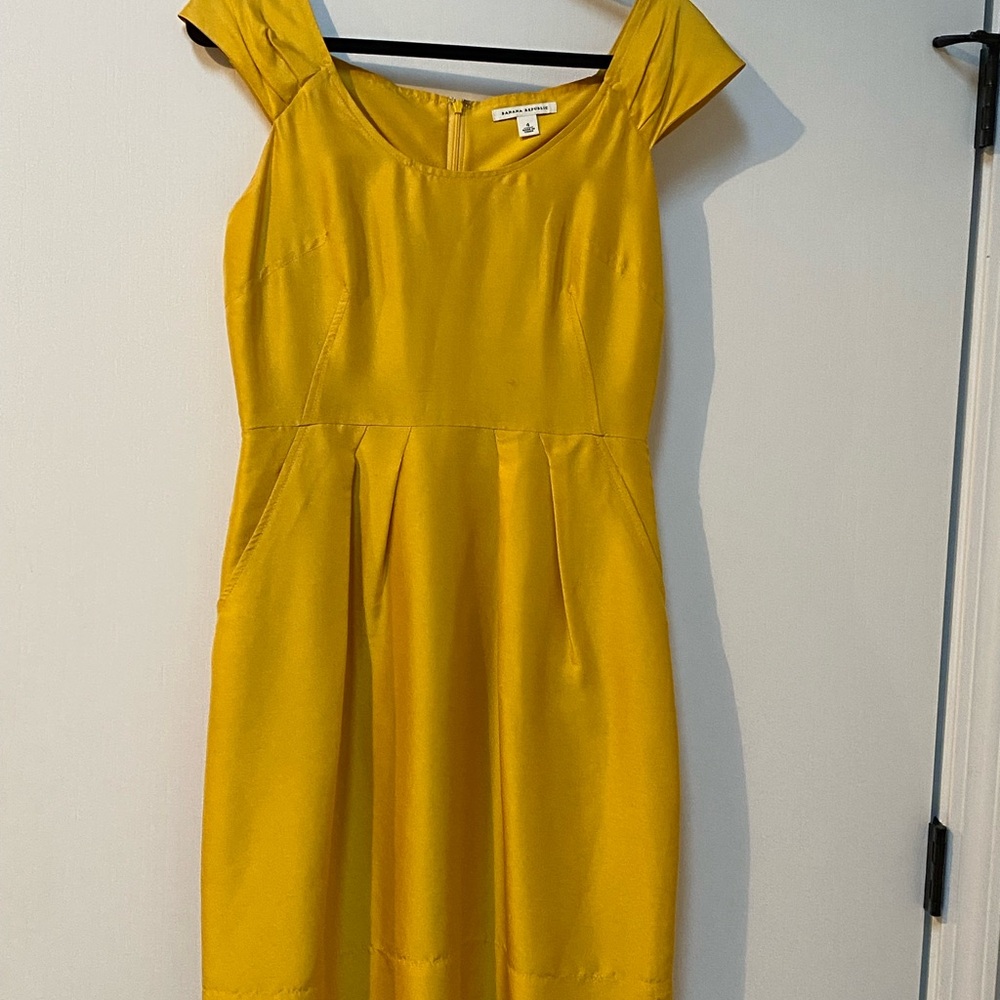 Banana Republic Gold Cap Sleeve Midi Dress, Size 4.
